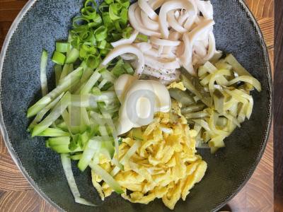 Salotas „Sultingas“ su kalmarais ir marinuotais agurkais Žingsnis 6