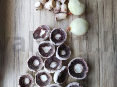 Įdaryti pievagrybiai su vištiena ir prieskoniais Žingsnis 1