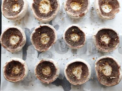 Įdaryti pievagrybiai su vištiena ir prieskoniais Žingsnis 5