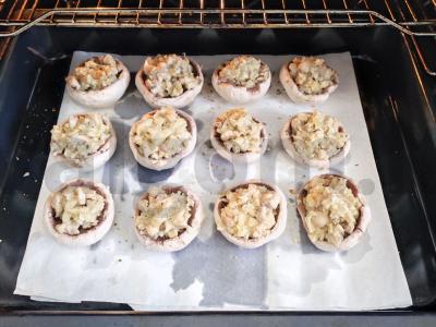 Įdaryti pievagrybiai su vištiena ir prieskoniais Žingsnis 6