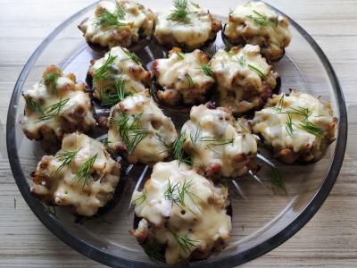 Įdaryti pievagrybiai su vištiena ir prieskoniais pagrindine nuotrauka