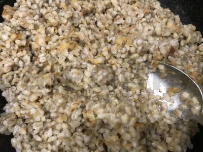 Perlo grūdų garnyras su svogūnais ir morkomis pagrindine nuotrauka