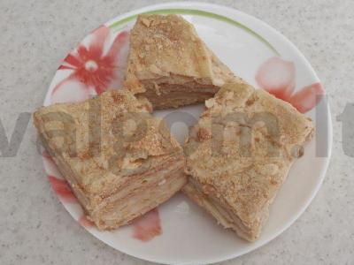 Švelnus daugiasluoksnis tortas su grietinės kremu pagrindine nuotrauka