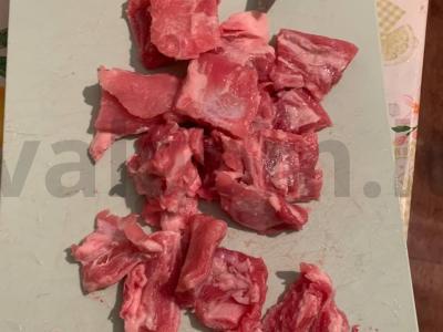 Bulvės su kiauliena, daržovėmis ir lauro lapu Žingsnis 1