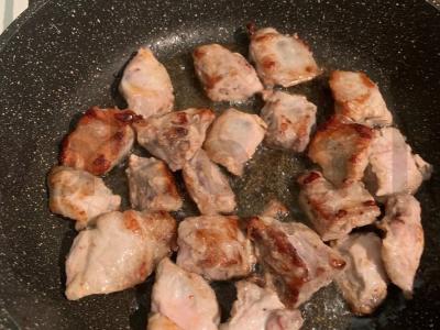 Bulvės su kiauliena, daržovėmis ir lauro lapu Žingsnis 2