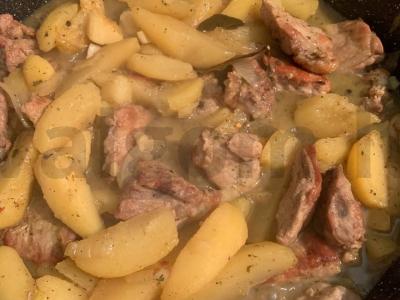 Bulvės su kiauliena, daržovėmis ir lauro lapu pagrindine nuotrauka