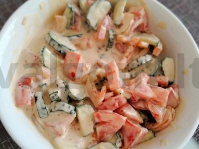 Daržovių salotas su slyvų padažu pagrindine nuotrauka