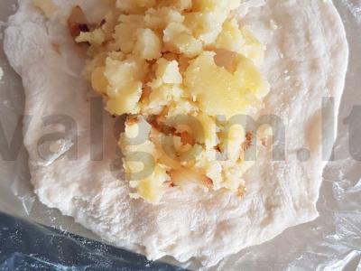 Kibinai su bulvėmis ir keptu svogūnu Žingsnis 4