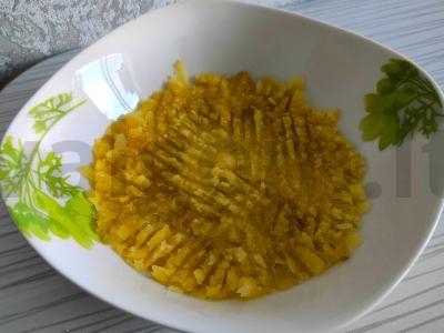 Sluoksniuotas salotas su šprotais ir šviežiu agurku Žingsnis 1