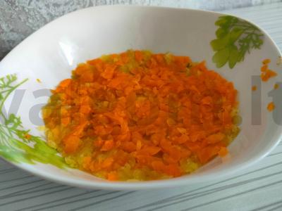 Sluoksniuotas salotas su šprotais ir šviežiu agurku Žingsnis 2