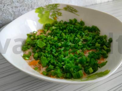 Sluoksniuotas salotas su šprotais ir šviežiu agurku Žingsnis 3