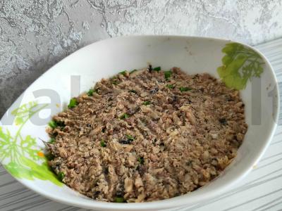 Sluoksniuotas salotas su šprotais ir šviežiu agurku Žingsnis 4