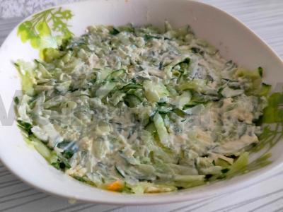 Sluoksniuotas salotas su šprotais ir šviežiu agurku Žingsnis 6