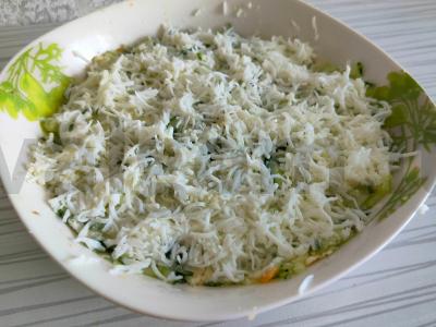 Sluoksniuotas salotas su šprotais ir šviežiu agurku Žingsnis 7