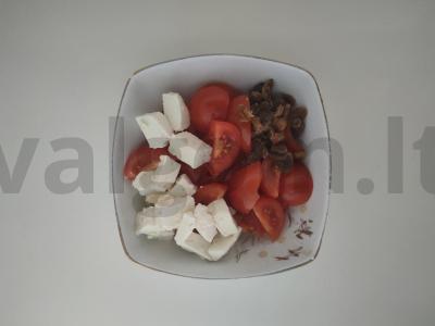 Salotas su bryna, granatais ir šviežiais žalumynais Žingsnis 1