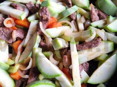 Funchosa su jautiena, daržovėmis ir agurku Žingsnis 5