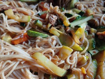 Funchosa su jautiena, daržovėmis ir agurku Žingsnis 7