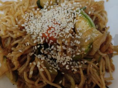 Funchosa su jautiena, daržovėmis ir agurku pagrindine nuotrauka