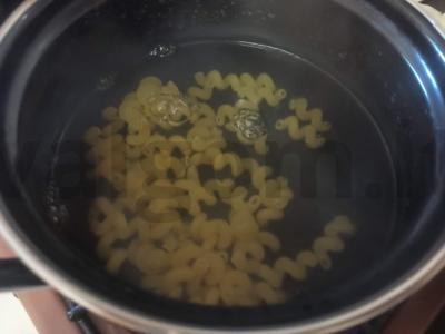 Makaronai su troškintu svogūnu ir varške Žingsnis 1