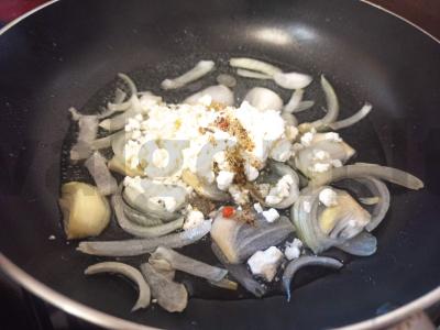 Makaronai su troškintu svogūnu ir varške Žingsnis 3