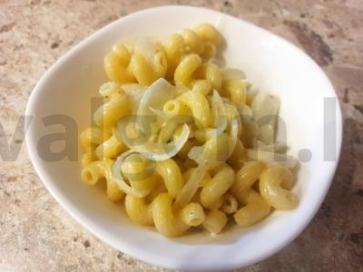 Makaronai su troškintu svogūnu ir varške pagrindine nuotrauka