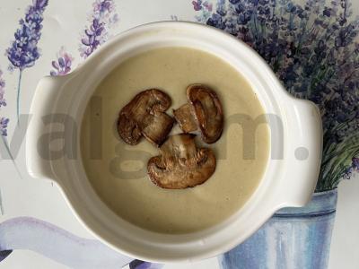 Grybų grietinėlės sriuba pagrindine nuotrauka