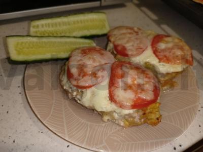 Kiaulienos kepsniai su pomidorais ir sūriu pagrindine nuotrauka