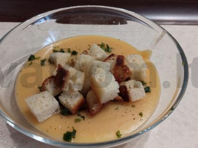 Žirnių sriuba su skrudinta duona pagrindine nuotrauka