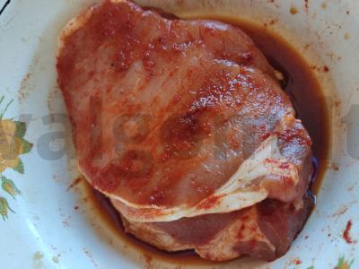 Kiaulienos eskalopas su grybais po sūrio kepure Žingsnis 1