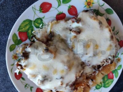 Kiaulienos eskalopas su grybais po sūrio kepure pagrindine nuotrauka