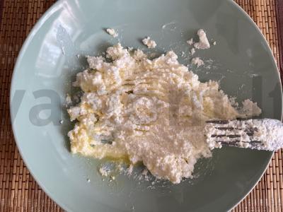 Sūrio blynai su apelsinų žievele ir ryžių miltais Žingsnis 1