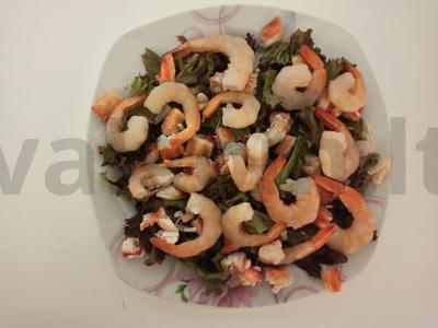 Greitas krabų mėsos, krevečių salotas su juodąja ikra ir gervuogėmis Žingsnis 2