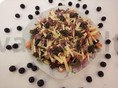 Greitas krabų mėsos, krevečių salotas su juodąja ikra ir gervuogėmis pagrindine nuotrauka