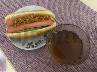 Karštas šuo su Cezario padažu pagrindine nuotrauka