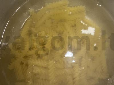 Makaronai su lydytu sūriu ir grietinėle Žingsnis 1