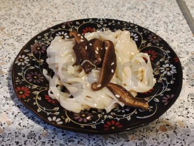 Ryžių makaronai su šiitake pagrindine nuotrauka