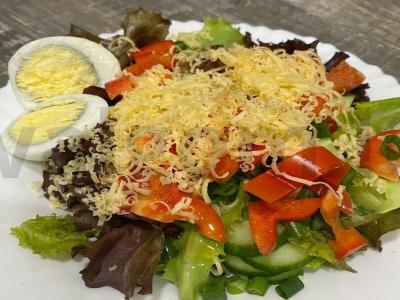 Grybų salotas su sūriu, daržovėmis ir grūdėta garstyčia pagrindine nuotrauka