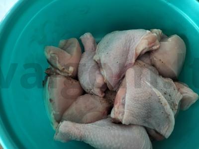 Vištienos šašlykas su svogūnais mineraliniame vandenyje Žingsnis 1