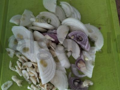 Vištienos šašlykas su svogūnais mineraliniame vandenyje Žingsnis 2