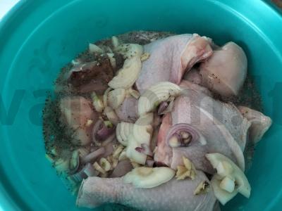 Vištienos šašlykas su svogūnais mineraliniame vandenyje Žingsnis 3