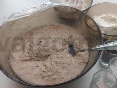 Kvietinė-rašinė duona ant rašinės raugos Žingsnis 7