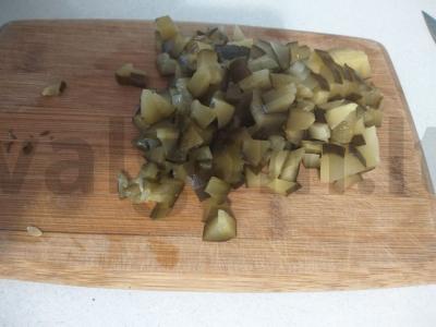 Olivje salotas su virta dešra ir marinuotais agurkais Žingsnis 3