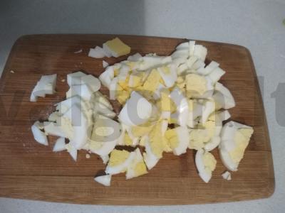 Olivje salotas su virta dešra ir marinuotais agurkais Žingsnis 4