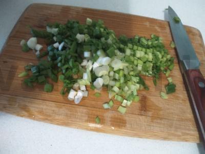 Olivje salotas su virta dešra ir marinuotais agurkais Žingsnis 5