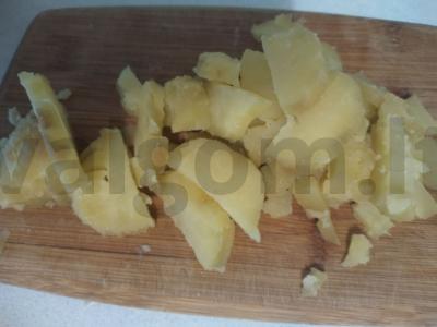 Olivje salotas su virta dešra ir marinuotais agurkais Žingsnis 6