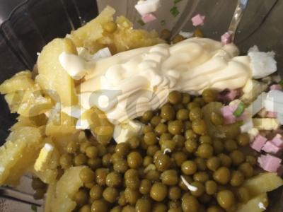 Olivje salotas su virta dešra ir marinuotais agurkais Žingsnis 7