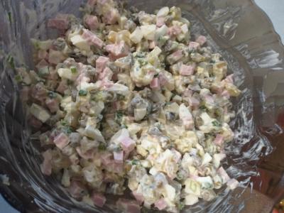 Olivje salotas su virta dešra ir marinuotais agurkais Žingsnis 8