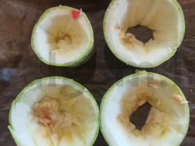 Kabakų krepšeliai su pomidorais, česnaku ir sūriu Žingsnis 1