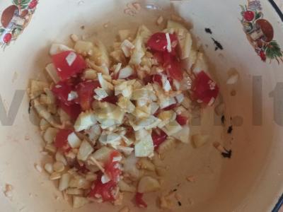 Kabakų krepšeliai su pomidorais, česnaku ir sūriu Žingsnis 5