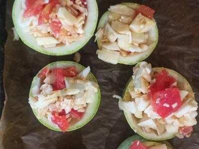 Kabakų krepšeliai su pomidorais, česnaku ir sūriu Žingsnis 6